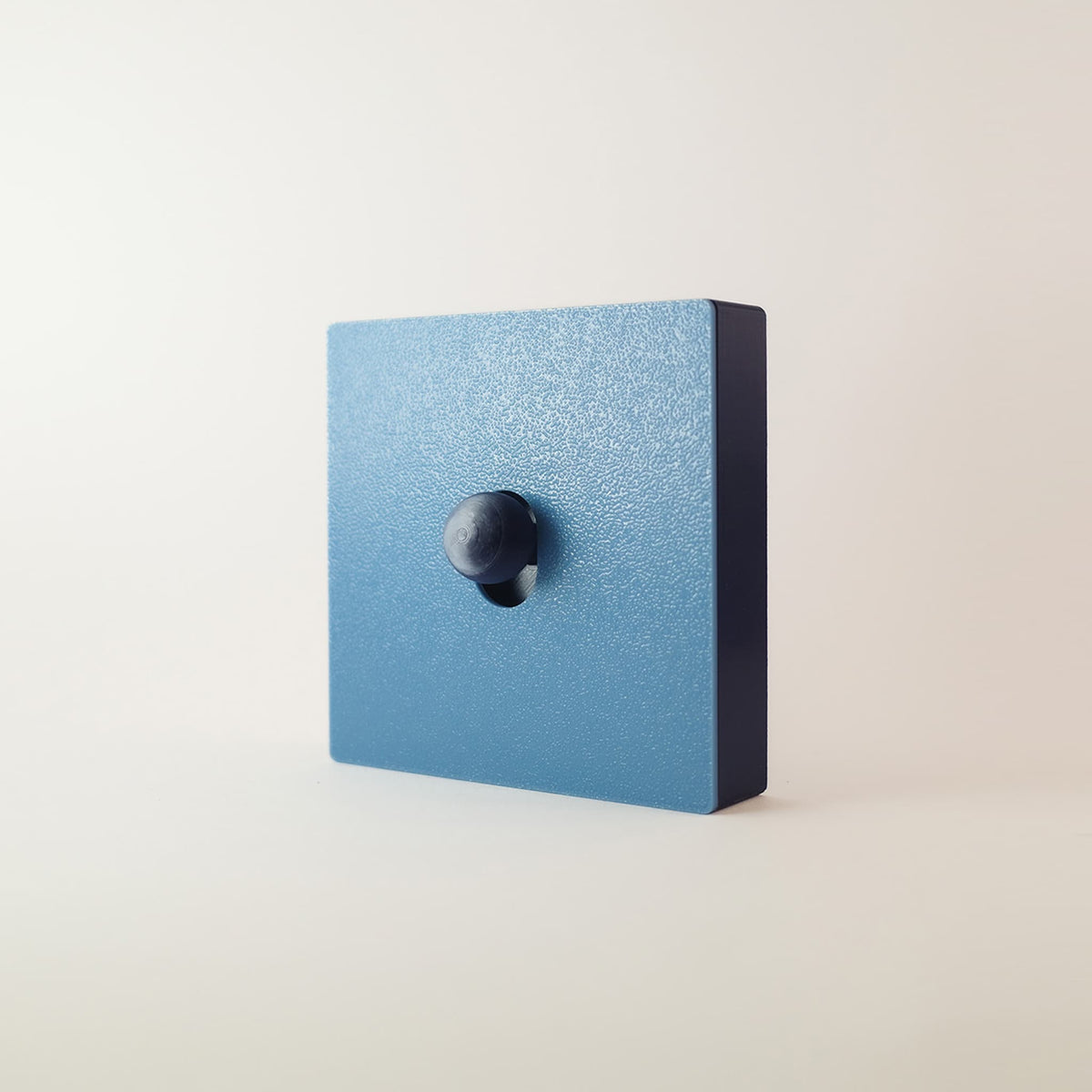 Minimalistart — Maya — cache interrupteur