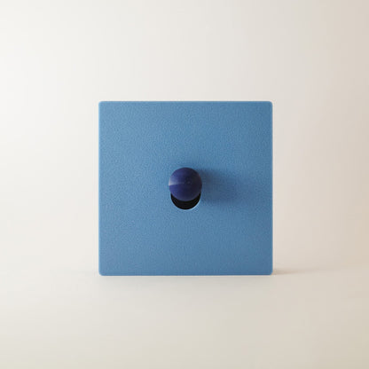 Minimalistart — Maya — cache interrupteur