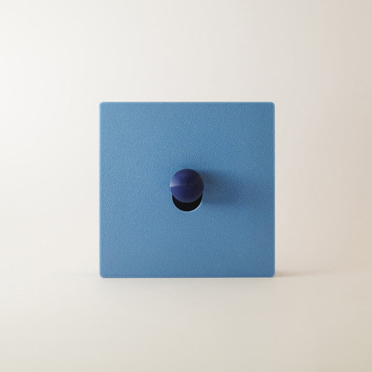 Minimalistart — Maya — cache interrupteur